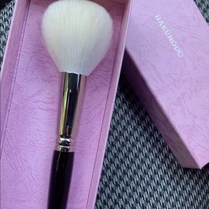 Hakuhodo J104BkSL Powder Brush Round (aka B104)